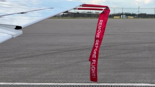 Vor dem Flug die Etiketten entfernen