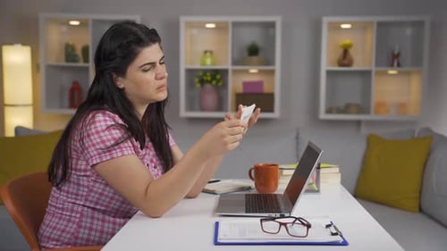 Mujer pensante confundida e indefensa debido a las altas facturas.