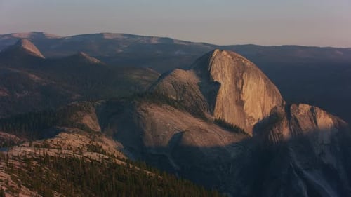 Yosemite, California, alrededor de 2021: vista aérea de Half Dome en el Parque Nacional de Yosemite. Filmado con Ci...