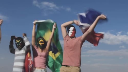 Los seguidores del deporte patriótico aplauden con banderas y pintura facial en una vibrante celebración