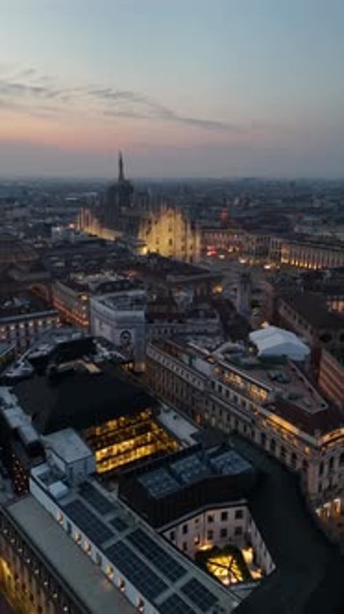 Crepúsculo sobre la catedral y el paisaje urbano de Milán