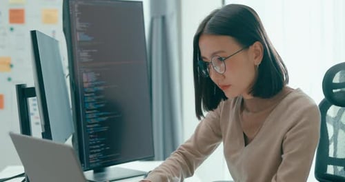 Óculos freelance para jovens adultas asiáticas digitando aviso de escrita AI bot aplicativo de TI programa inteligente nômade.