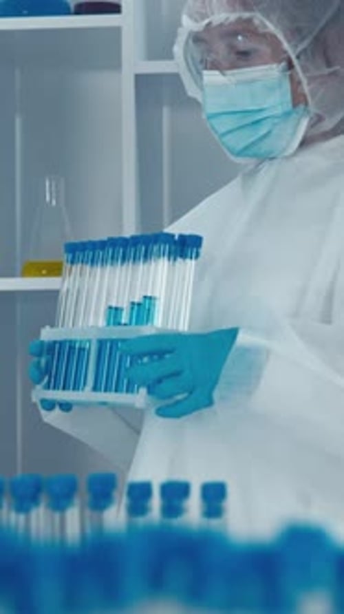Un scientifique dévoué analyse des échantillons dans un laboratoire de haute technologie à l'aide d'outils avancés pour améliorer