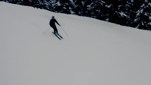 Vue rapprochée des quelques skieurs dans la station de ski déserte d'Arosa Lenzerheide à Switzer