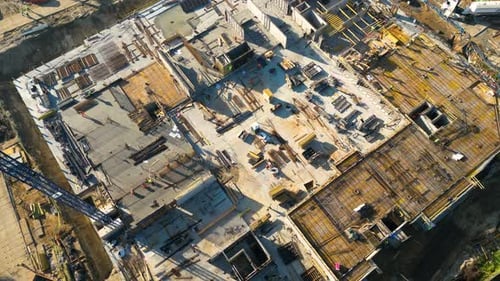 Luftflug über ein neues Baugelände mit einem vielfältigen Team von Ingenieuren und Architekten
