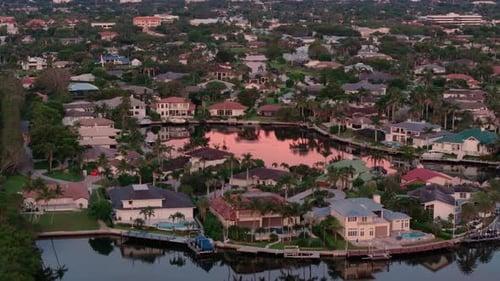 Foto con Zumbido de la bahía y los edificios de la ciudad de Naples, Florida, al atardecer