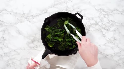 Épinards sautés à plat pour frittata aux épinards et au jambon