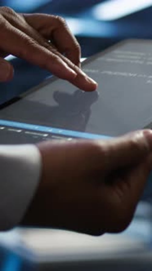 Tablet-Detail mit vertikaler Ausrichtung zur Unterstützung der Serverhub-Wartung aus dem Blickwinkel von Kamera B
