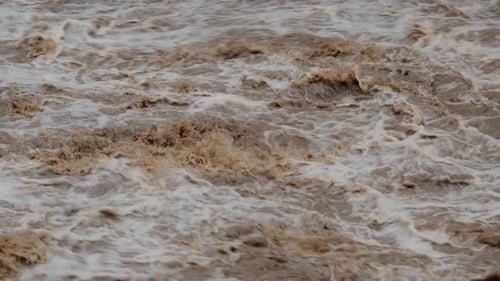 Wasserfall-Katarakt in Waldbergen. Schmutzige Bäche fließen den Berg hinunter.