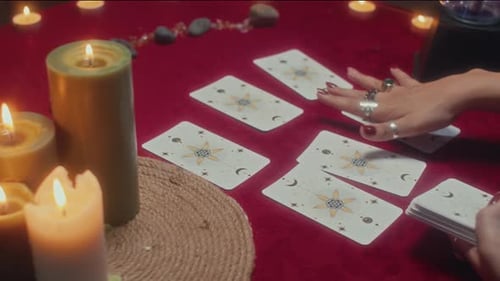 Hand of Tarot : un spécialiste choisit une carte lors d'une prochaine session de prédiction