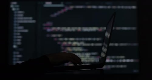 IT-Ingenieur, Softwareentwickler und Programmierer interagiert mit einem Chatbot, indem er Code Face Hacking erstellt