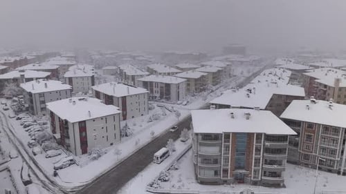 Luftaufnahme der Snowy City Street während eines Schneesturms