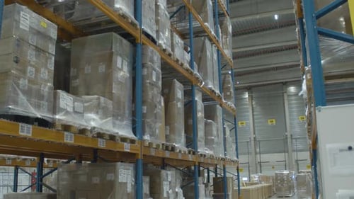 Inclinaison d'un étagère haute dans un entrepôt industriel