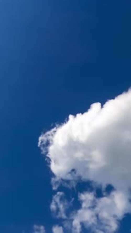 Le soleil brille sur les nuages blancs duveteux. Magnifique timelapse de la construction de nuages doux et aérés