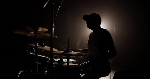Mann mit Schlagzeug spielt während der Probe Musik