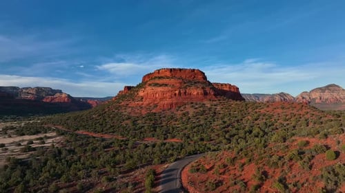 Vegetation rund um die atemberaubende rote Felsklippe in Sedona, Arizona, tagsüber. Weitwinkelaufnahme