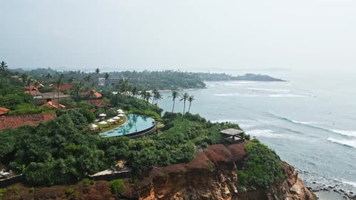 Opulento complejo tropical con vista aérea, piscina infinita con vista al océano azul Villas Nestle Lush