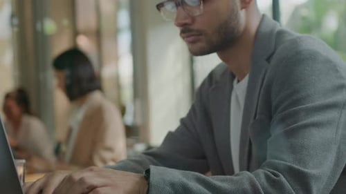 Jeune homme d'affaires travaillant à distance au café
