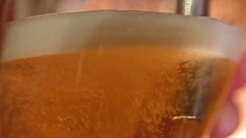 Craft Beer in der Bar einschenken