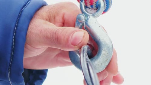 Une veste travaillée relie la ceinture à la corde pour grimper sur un poteau