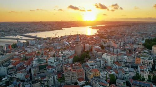 Drohnenaufnahme von Istanbul bei Sonnenuntergang, Türkei. Mehrere Wohngebäude rund um die Galata bis