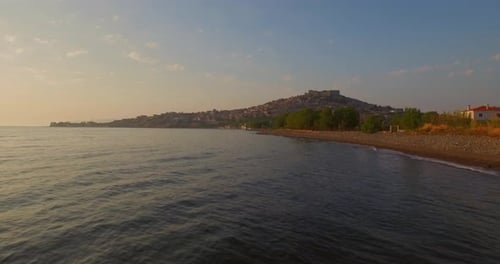 Vue aérienne : La ville de Molyvos sur l'île de Lesbos au coucher du soleil.