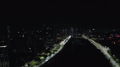 Filme cinematográfico de drone do horizonte do rio Pinheiros em São Paulo, Brasil, aproximando-se do ico