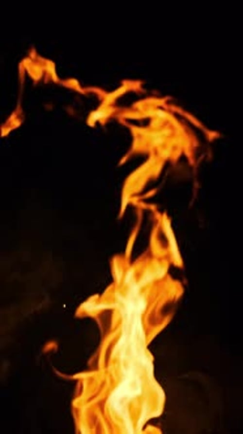 Vertikale Feuerflammen auf schwarzem Hintergrund