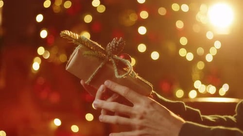 Hands Hold Weihnachtsgeschenkbox
