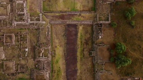 Luftaufnahme der Avenue of the Dead in Teotihuacan von oben nach unten. Eine aufsteigende Neigung nach oben zeigt die Sonnenpyramide a