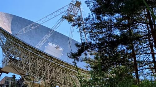 Télescope RT-32 en gros plan autour des arbres, grande antenne arrondie