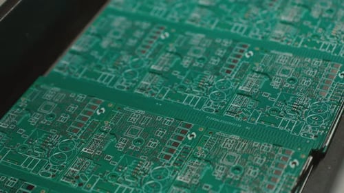 Ralenti : gros plan des circuits imprimés dans le processus d'assemblage technologique