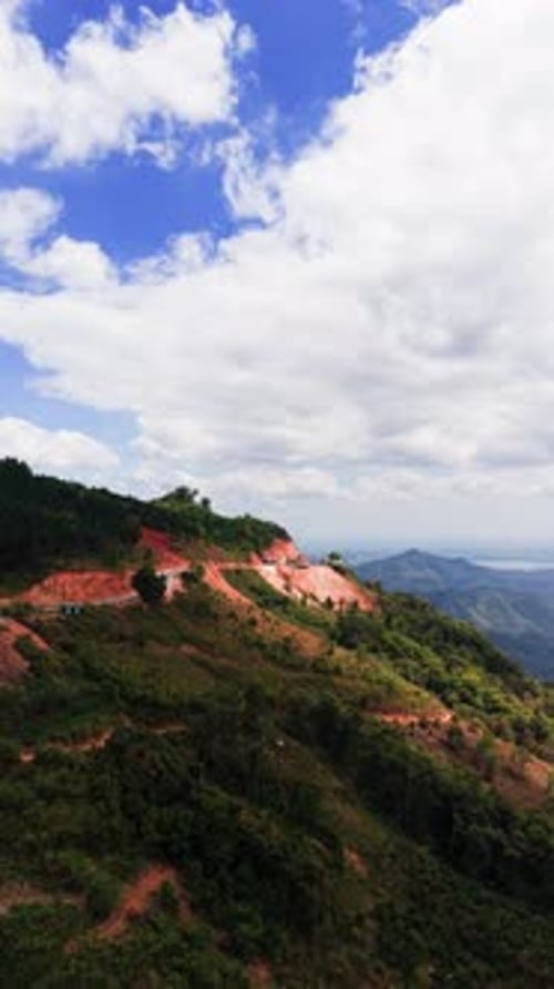 Découvrez la nature et les paysages vus du ciel sur le col de Dai Ninh au Vietnam avec des vues aériennes