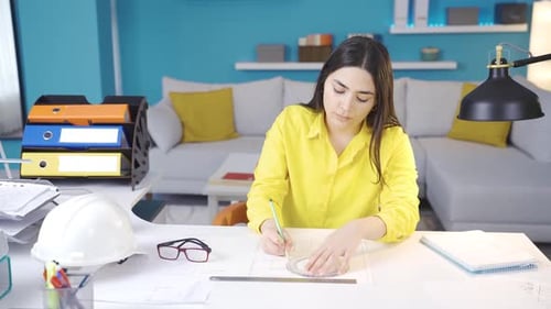 Engineer Woman arbeitet von zu Hause aus und zeichnet Projekte.