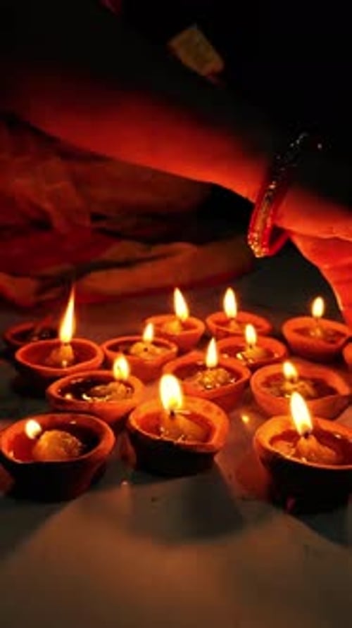 Une femme organise les diyas du festival de Diwali