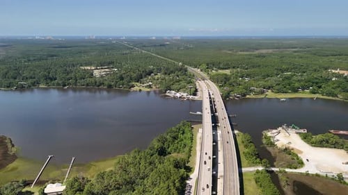 Verkehr auf der West Bay Bridge über die West Bay in Panama City Beach, Florida. Luftaufnahme