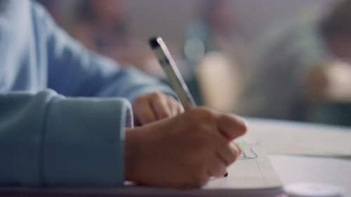 Dibujo a mano de una colegiala de cerca en un cuaderno durante la lección. Estudiante femenina escribiendo en