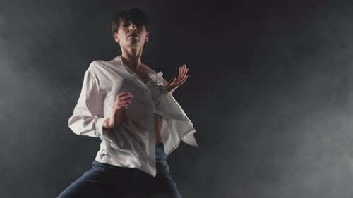 Camisa flexible de estilo contemporáneo para mujer, bailando, en movimiento, estilo libre