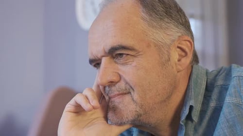 Le vieil homme est en train de rêver. Attentionné.