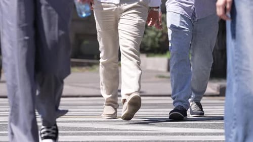 Pessoas atravessando uma rua da cidade. Multidão atravessando uma rua da cidade.