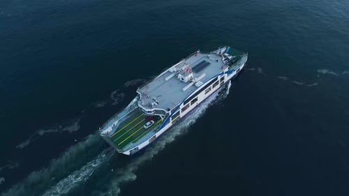 Fähre überquert das Meer mit Autos und Passagieren