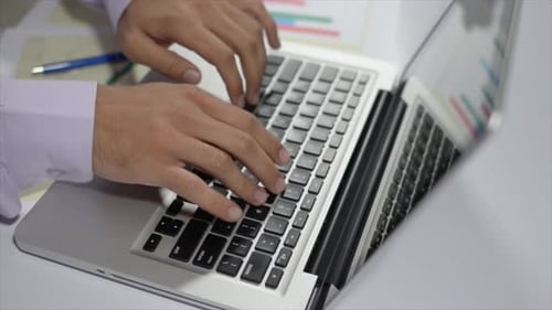 Tippen auf der Laptop-Tastatur