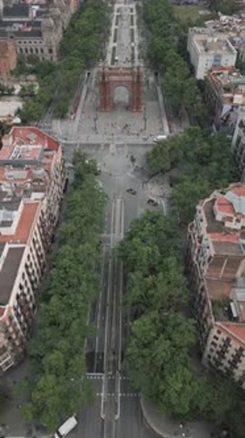Vista aérea do Arco do Triunfo com Promenade Passeig de Lluís Companys em Barcelona, Espanha