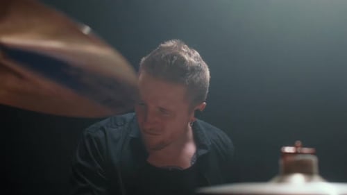 Rockstar spielt Gig Portrait eines talentierten Schlagzeugers, der Rhythmus schlägt Neue Musik live genießen und hören