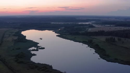 Drohnenvideo. Im Sommer. Sonnenuntergang, Nebelnacht mit rotem Himmel, über einem See im Wald