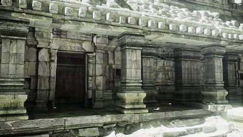 Les ruines d'anciens temples présentent une maçonnerie complexe et une architecture historique