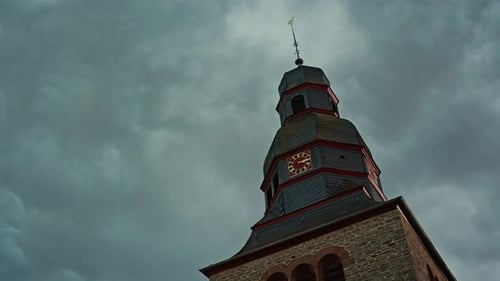 Der Glockenturm, ein historisches Wahrzeichen, steht vor einem Dramatisch Himmel und bietet eine atemberaubende Aussicht