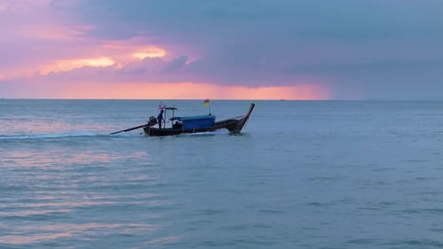 Desfrute de uma viagem serena e relaxante em um barco de cauda longa em Krabi, Tailândia