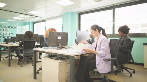 Des employées de bureau diversifiées collaborent dans un espace ouvert moderne