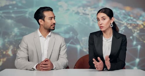 Nachrichten, Talkshow und Mann am Schreibtisch mit Frau, Partnerschaft und Information für eine globale Geschichte im Studio